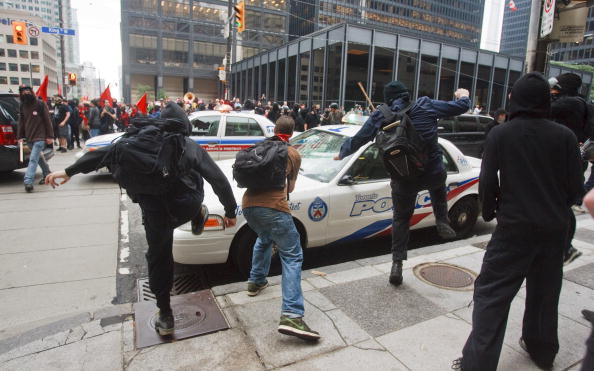 Антиглобалисты в Торонто устроили погромы, пытаясь сорвать саммит G20. Фоторепортаж. Фото: GEOFF ROBINS/AFP/Getty Images