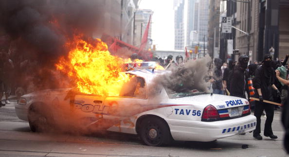 Антиглобалисты в Торонто устроили погромы, пытаясь сорвать саммит G20. Фоторепортаж. Фото: GEOFF ROBINS/AFP/Getty Images