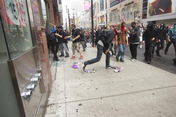 Антиглобалисты в Торонто устроили погромы, пытаясь сорвать саммит G20. Фоторепортаж. Фото: GEOFF ROBINS/AFP/Getty Images