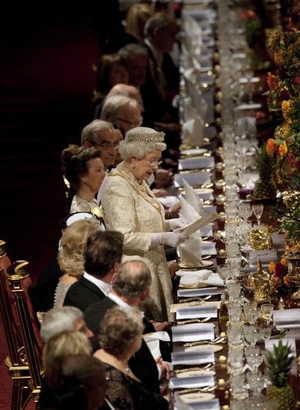 Елизавета II принимает эмира  Катара в Виндзорском замке. Фото: WPA Wire/Getty Images