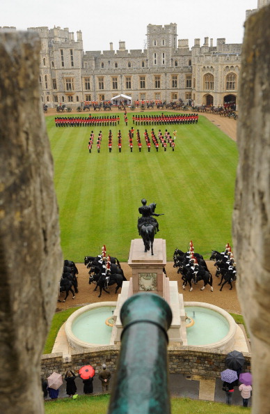 Елизавета II принимает эмира  Катара в Виндзорском замке. Фото: WPA Wire/Getty Images