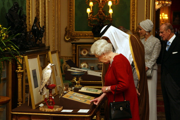 Елизавета II принимает эмира  Катара в Виндзорском замке. Фото: WPA Wire/Getty Images
