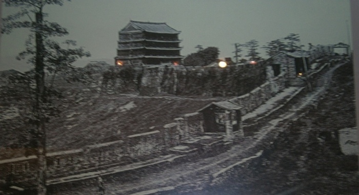 Фотография городской стены вдоль холма Юэсю с башней времён поздней династии Цин из музея г. Гуанчжоу. Фото: Ольга Судникович/Великая Эпоха (The Epoch Times) Фотография городской стены вдоль холма Юэсю с башней времён поздней династии Цин из музея г. Гуанчжоу. Фото: Ольга Судникович/Великая Эпоха (The Epoch Times)