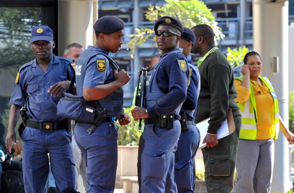 Полиция патрулирует около гостиницы в Иоганнесбурге.  Фото: ALEXANDER JOE/AFP/Getty Images