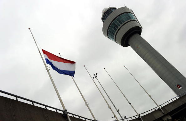 В Амстердаме по случаю гибели 61 пассажира из Голландии вывешены  приспущенные национальные флаги. Фото: TOUSSAINT KLUITERS/AFP/Getty Images