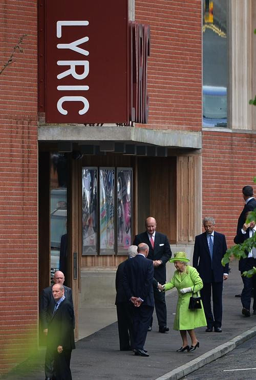 Королева Елизавета II на чаепитии в честь бриллиантового юбилея своего правления разговаривает с телохранителем президента Пакистана. Фоторепортаж. Фото: Steve Parsons - WPA Pool/Getty Images