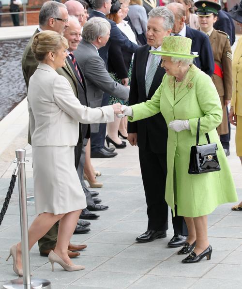 Королева Елизавета II на чаепитии в честь бриллиантового юбилея своего правления приветствует танцоров из австралийских аборигенов. Фоторепортаж. Фото: Steve Parsons - WPA Pool/Getty Images