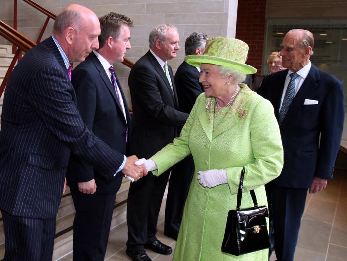 Королева Елизавета II получает в подарок сомбреро из мексиканской группы Delfines Marching Band и танцоров на чаепитии в честь бриллиантового юбилея своего правления. Фоторепортаж. Фото: Steve Parsons - WPA Pool/Getty Images