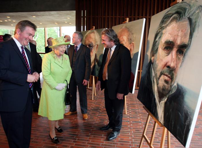 Королева Елизавета II принимает в подарок браслет от Rose Kimanzi на чаепитии в честь бриллиантового юбилея своего правления. Фоторепортаж. Фото: Steve Parsons - WPA Pool/Getty Images