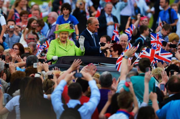 Королева Елизавета II на чаепитии в честь бриллиантового юбилея своего правления приветствует представителей кенийских племён. Фоторепортаж. Фото: Steve Parsons - WPA Pool/Getty Images