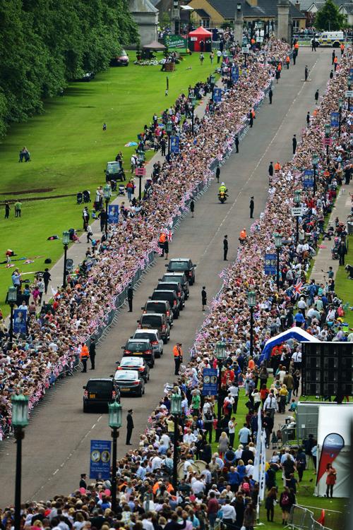 Королева Елизавета II принимала гостей на чаепитии в честь бриллиантового юбилея её правления. Angela Rippon; Rolf Harris. Фоторепортаж. Фото: Steve Parsons - WPA Pool/Getty Images