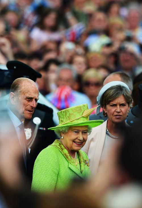 Королева Елизавета II принимала гостей на чаепитии в честь бриллиантового юбилея её правления. Rolf Harris; Queen Elizabeth II. Фоторепортаж. Фото: Steve Parsons - WPA Pool/Getty Images