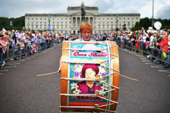 Королеве Елизавете II на чаепитии в честь бриллиантового юбилея её правления преподнесли трон с островов Кука . Фоторепортаж. Фото: Steve Parsons - WPA Pool/Getty Images