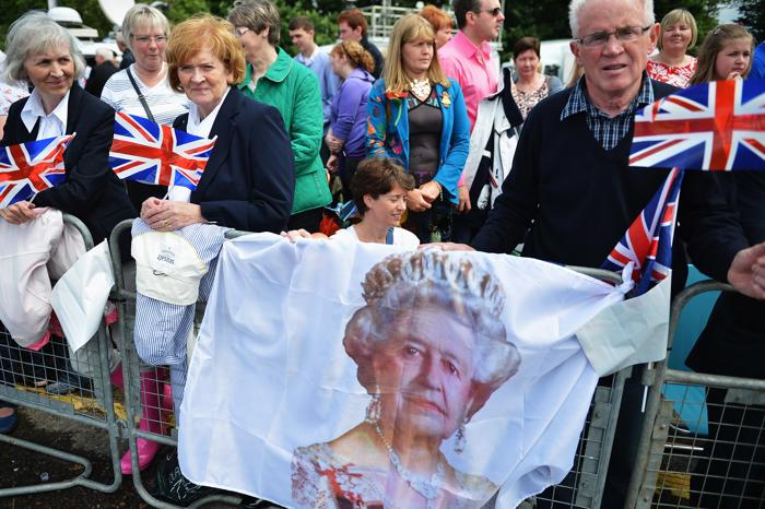 Королеве Елизавете II на чаепитии в честь бриллиантового юбилея её правления приветствовала Huasos райдеров и танцоров из Чили. Фоторепортаж. Фото: Steve Parsons - WPA Pool/Getty Images