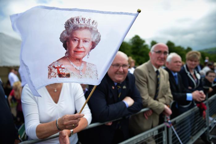 Королева Елизавета II на чаепитии в честь бриллиантового юбилея её правления. Фоторепортаж. Фото: Steve Parsons - WPA Pool/Getty Images