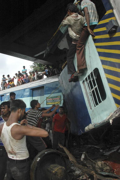 На месте крушения поездов в Индии. Фоторепортаж. Фото: Diptendu DUTTA, Sajjad HUSSAIN, Deshakalyan CHOWDHURY/AFP/Getty Images