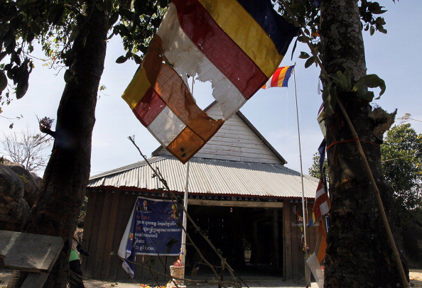 Храм в Камбодже пострадал от артобстрела. Фоторепортаж. Фото: KHEM SOVANNARA, STR/AFP/Getty Images Храм в Камбодже пострадал от артобстрела. Фоторепортаж. Фото: KHEM SOVANNARA, STR/AFP/Getty Images