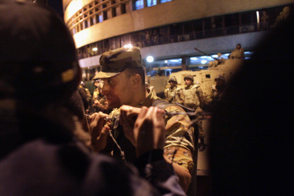 Хосни Мубарак остаётся у власти, отказавшись от части полномочий. Фоторепортаж. Фото: John Moore/Getty Images Хосни Мубарак остаётся у власти, отказавшись от части полномочий. Фоторепортаж. Фото: John Moore/Getty Images