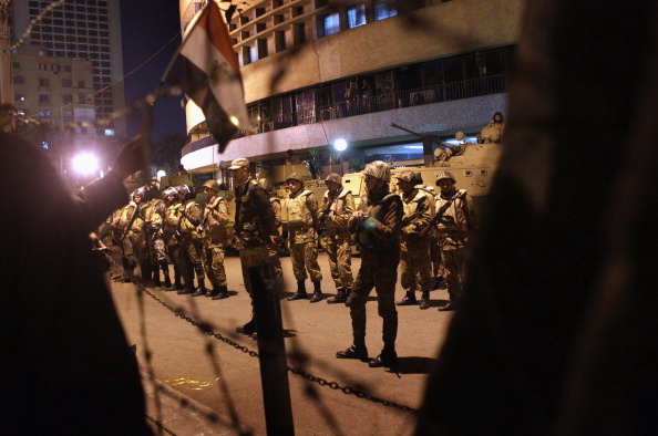 Хосни Мубарак остаётся у власти, отказавшись от части полномочий. Фоторепортаж. Фото: John Moore/Getty Images Хосни Мубарак остаётся у власти, отказавшись от части полномочий. Фоторепортаж. Фото: John Moore/Getty Images