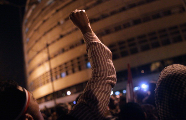Хосни Мубарак остаётся у власти, отказавшись от части полномочий. Фоторепортаж. Фото: John Moore/Getty Images Хосни Мубарак остаётся у власти, отказавшись от части полномочий. Фоторепортаж. Фото: John Moore/Getty Images