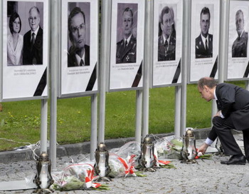 Польша прощается с Лехом Качиньским и его супругой. Фото: Janek SKARZYNSKI/AFP/Getty Images Польша прощается с Лехом Качиньским и его супругой. Фото: Janek SKARZYNSKI/AFP/Getty Images