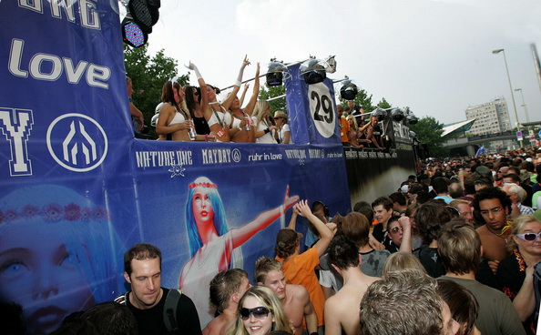 В Германии на  &laquo;Параде любви&raquo; в давке погибло более десяти человек. Фоторепортаж. Фото: Patrik STOLLARZ, Sebastian LASSE, Christoph REICHWEIN, ACHIM SCHEIDEMANN/Getty Images