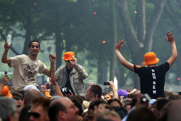 В Германии на  &laquo;Параде любви&raquo; в давке погибло более десяти человек. Фоторепортаж. Фото: Patrik STOLLARZ, Sebastian LASSE, Christoph REICHWEIN, ACHIM SCHEIDEMANN/Getty Images