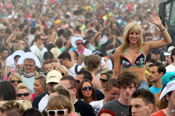 В Германии на  &laquo;Параде любви&raquo; в давке погибло более десяти человек. Фоторепортаж. Фото: Patrik STOLLARZ, Sebastian LASSE, Christoph REICHWEIN, ACHIM SCHEIDEMANN/Getty Images