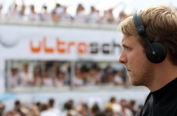 В Германии на  &laquo;Параде любви&raquo; в давке погибло более десяти человек. Фоторепортаж. Фото: Patrik STOLLARZ, Sebastian LASSE, Christoph REICHWEIN, ACHIM SCHEIDEMANN/Getty Images