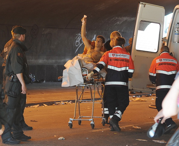 В Германии на  &laquo;Параде любви&raquo; в давке погибло более десяти человек. Фоторепортаж. Фото: Patrik STOLLARZ, Sebastian LASSE, Christoph REICHWEIN, ACHIM SCHEIDEMANN/Getty Images