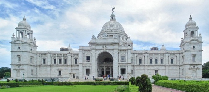 Величественное сооружение Victoria Memorial (Мемориал Виктории) из белого мрамора, созданное по образцу Тадж-Махала, представляет уникальную смесь лучшего из классической европейской архитектуры и архитектуры Mughal (Великих Моголов). В настоящее время он служит музеем и туристической достопримечательностью. Фото: Arun Ganesh/Wikimedia Common