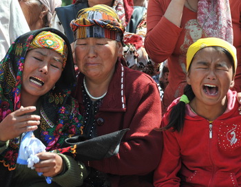 Бойня в Киргизии. Временное правительство не справляется с беспорядками.  Фото: VYACHESLAV OSELEDKO/AFP/Getty Images