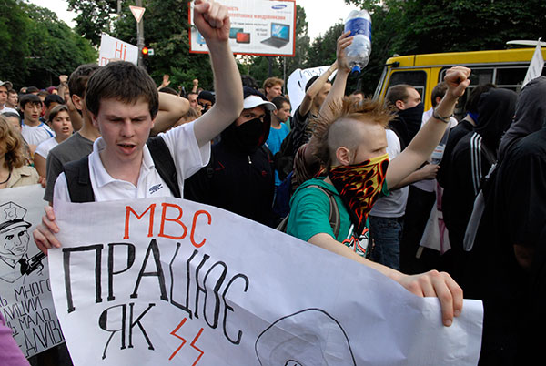 Смерть студента вызвала массовый протест в Украине.  Акция протеста состоялась в Киеве 10 июня. Фото: Владимир Бородин/The Epoch Times