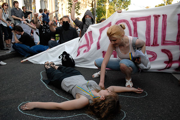 Смерть студента вызвала массовый протест в Украине.  Акция протеста состоялась в Киеве 10 июня. Фото: Владимир Бородин/The Epoch Times