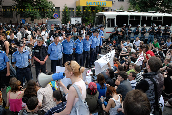 Смерть студента вызвала массовый протест в Украине.  Акция протеста состоялась в Киеве 10 июня. Фото: Владимир Бородин/The Epoch Times