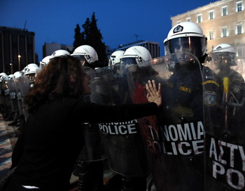 В Греции можно будет взять в аренду полицейских . Фото: Aris Messinis/AFP/Getty Images В Греции можно будет взять в аренду полицейских . Фото: Aris Messinis/AFP/Getty Images
