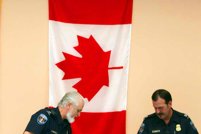 Власти Торонто предложили жителям города обменять своё незарегистрированное оружие на цифровые фотокамеры. Фото: Joe Raedle/Getty Images Власти Торонто предложили жителям города обменять своё незарегистрированное оружие на цифровые фотокамеры. Фото: Joe Raedle/Getty Images