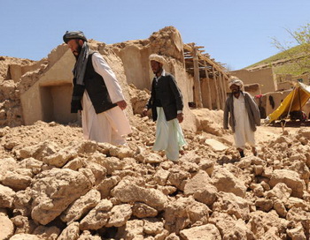 Афганские мужчины проходят мимо развалин домов после землетрясения. Фото: MASSOUD HOSSAINI/AFP/Getty Images Афганские мужчины проходят мимо развалин домов после землетрясения. Фото: MASSOUD HOSSAINI/AFP/Getty Images