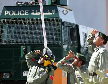 Сотрудники полиции наблюдают пожар. Фото: KARIM SAHIB/AFP/Getty Images