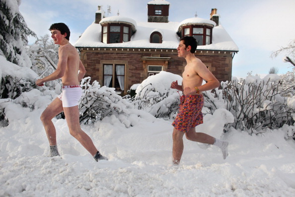 Небывалые морозы и снегопады обрушились на Шотландию и Англию, 29 ноября, 2010 год. Фото: Jeff J  Mitchell/Getty Images