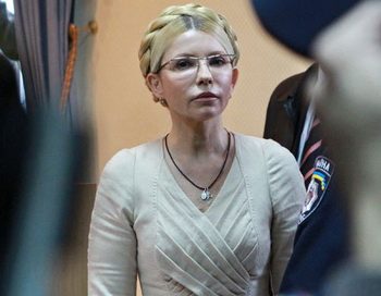 Тимошенко с трудом передвигается из-за проблем с поясницей Тимошенко с трудом передвигается из-за проблем с поясницей