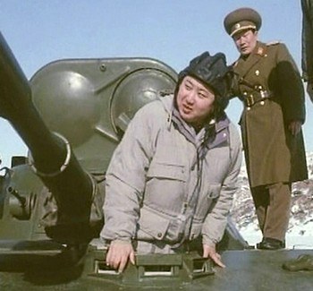 Телевидение КНДР прославляет Ким Чен Ына в его день рождения как гениального военного стратега. Фото: focus.de