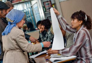 В Киргизии рекордное количество кандидатов баллотируется  на пост президента. Фото с tert.am