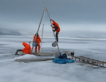 Учёные работают в экстремальном холоде на краю света: к озеру Эльгыгытгын добраться очень трудно. Фото: bazonline.ch Учёные работают в экстремальном холоде на краю света: к озеру Эльгыгытгын добраться очень трудно. Фото: bazonline.ch