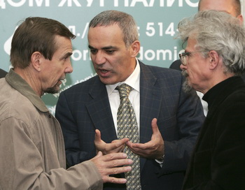 Лев Пономарёв, Гарри Каспаров и Эдуард Лимонов. Фото: MAXIM MARMUR/AFP/Getty Images Лев Пономарёв, Гарри Каспаров и Эдуард Лимонов. Фото: MAXIM MARMUR/AFP/Getty Images