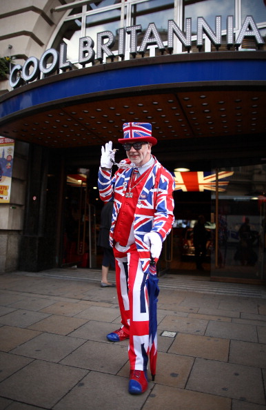 Перед свадьбой принца Уильяма и Кейт Миддлтон магазины Лондона заполнены товарами со свадебной и королевской тематикой. Фото: Peter Macdiarmid, Dan Kitwood/Getty Images