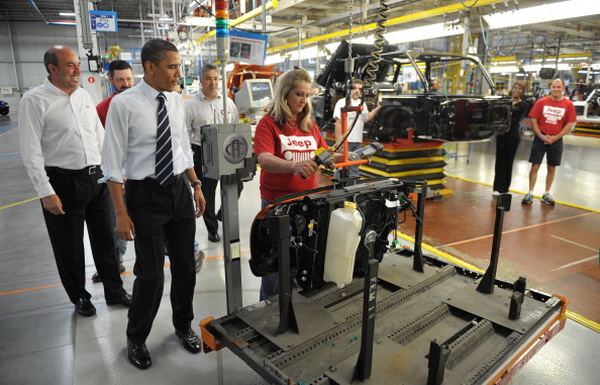 Фоторепортаж о встрече президента США Барака Обамы с рабочими автомобильной компании Chrysler Group в Огайо. Фото: MANDEL NGAN/AFP/Getty Images Фоторепортаж о встрече президента США Барака Обамы с рабочими автомобильной компании Chrysler Group в Огайо. Фото: MANDEL NGAN/AFP/Getty Images