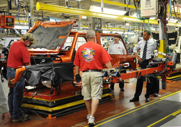 Фоторепортаж о встрече президента США Барака Обамы с рабочими автомобильной компании Chrysler Group в Огайо. Фото: MANDEL NGAN/AFP/Getty Images Фоторепортаж о встрече президента США Барака Обамы с рабочими автомобильной компании Chrysler Group в Огайо. Фото: MANDEL NGAN/AFP/Getty Images