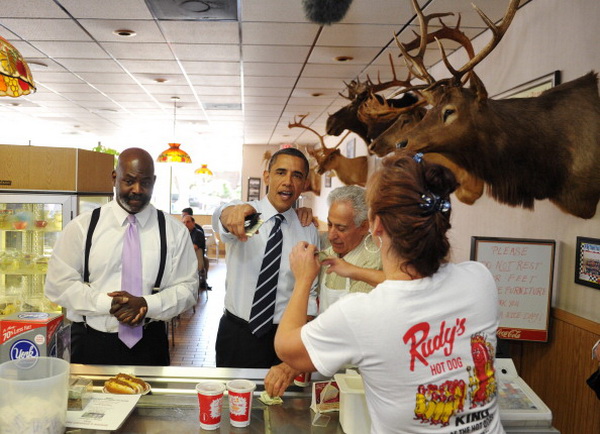 Фоторепортаж о встрече президента США Барака Обамы с рабочими автомобильной компании Chrysler Group в Огайо. Фото: MANDEL NGAN/AFP/Getty Images Фоторепортаж о встрече президента США Барака Обамы с рабочими автомобильной компании Chrysler Group в Огайо. Фото: MANDEL NGAN/AFP/Getty Images