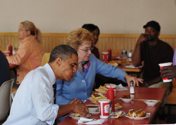 Фоторепортаж о встрече президента США Барака Обамы с рабочими автомобильной компании Chrysler Group в Огайо. Фото: MANDEL NGAN/AFP/Getty Images Фоторепортаж о встрече президента США Барака Обамы с рабочими автомобильной компании Chrysler Group в Огайо. Фото: MANDEL NGAN/AFP/Getty Images